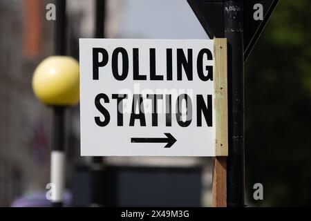 Londres, Royaume-Uni. 1er mai 2024. Vues générales de panneaux pointant vers un bureau de vote à Westminster, Londres, Royaume-Uni le 1er mai 2024 avant les élections locales de demain. Des élections locales ont lieu demain dans diverses régions du Royaume-Uni, où le Parti conservateur au pouvoir devrait subir un grand nombre de pertes. (Crédit image : © Tejas Sandhu/SOPA images via ZUMA Press Wire) USAGE ÉDITORIAL SEULEMENT! Non destiné à UN USAGE commercial ! Banque D'Images