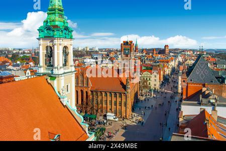 Vue panoramique aérienne des bâtiments historiques et des toits en polonais ville médiévale Torun Banque D'Images