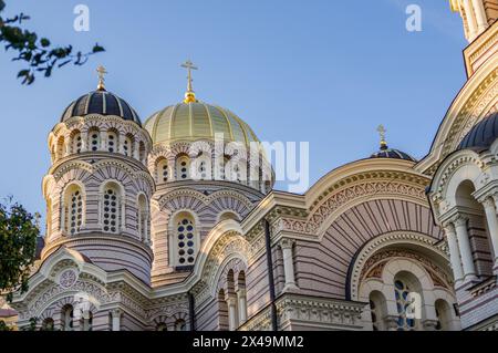 Riga, Lettonie - 09 23 2017 : vue sur les dômes de la cathédrale de la Nativité dans la capitale lettone Riga Banque D'Images