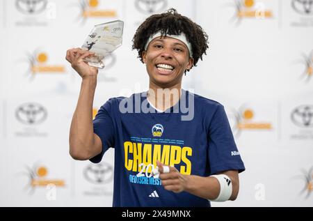 Berlin, Allemagne. 01 mai 2024. Basket-ball, femmes : Bundesliga, ALBA Berlin - RS Keltern, championnat, finale, journée 5, Sömmeringhalle. Deeshyra Thomas d'Alba Berlin détient un trophée avec l'inscription : Best Player finals Toyota 1st DBBL. Crédit : Andreas Gora/dpa/Alamy Live News Banque D'Images