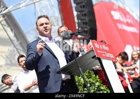 Vienne, Autriche. 01 mai 2024. Le président du parti fédéral Andreas Babler prononce un discours lors de la marche du 1er mai du SPÖ Vienna (Parti social-démocrate autrichien) sur la place de la mairie de Vienne Banque D'Images