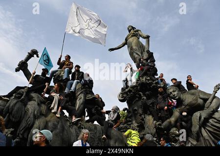 Paris, France. 01 mai 2024. © PHOTOPQR/LE PARISIEN/Amélie Dibon ; Paris ; 01/05/2024 ; manifestation du 1er mai - défilés traditionnels et manifestations dans les rues le 1er mai en France crédit : MAXPPP/Alamy Live News Banque D'Images