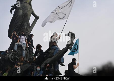 Paris, France. 01 mai 2024. © PHOTOPQR/LE PARISIEN/Amélie Dibon ; Paris ; 01/05/2024 ; manifestation du 1er mai - défilés traditionnels et manifestations dans les rues le 1er mai en France crédit : MAXPPP/Alamy Live News Banque D'Images