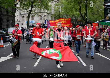 LONDRES, Royaume-Uni, 1er mai 2024 : les travailleurs syndicaux défilent de Clerkenwell Green à Trafalgar Square lors du rassemblement annuel du 1er mai de Londres. Le rassemblement est une célébration de la solidarité entre les travailleurs du monde entier et une manifestation pour le plein emploi, les services publics, l'égalité, la lutte contre le racisme et les droits en matière d'emploi. Banque D'Images