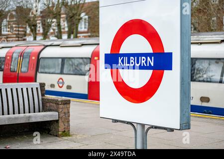 LONDRES - 4 AVRIL 2024 : station de métro Kilburn - station de ligne Jubilee dans la NW6 Banque D'Images