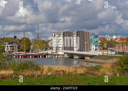 Bateau à voile passant par le pont de Balance ouvert, Kappeln, Schlei, Schleswig-Holstein, Allemagne Banque D'Images
