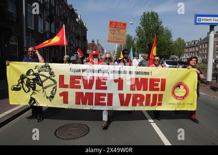 Les travailleurs et sympathisants de l'organisation syndicale néerlandaise tiennent une bannière pour participer aux manifestations le 1er mai 2024 à Amsterdam, pays-Bas. Annuel néerlandais Banque D'Images