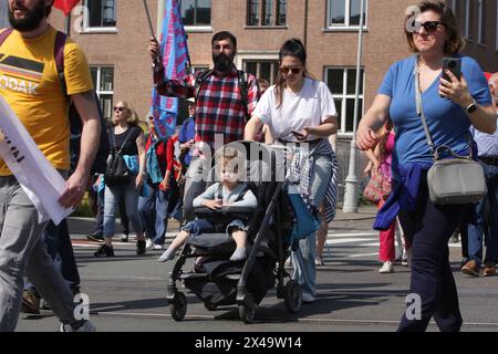 Les travailleurs et sympathisants des organisations syndicales néerlandaises participent aux manifestations le 1er mai 2024 à Amsterdam, pays-Bas. Mai annuel dirigé par le syndicat néerlandais Banque D'Images