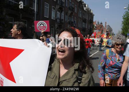 Les travailleurs et sympathisants des organisations syndicales néerlandaises participent aux manifestations le 1er mai 2024 à Amsterdam, pays-Bas. Mai annuel dirigé par le syndicat néerlandais Banque D'Images