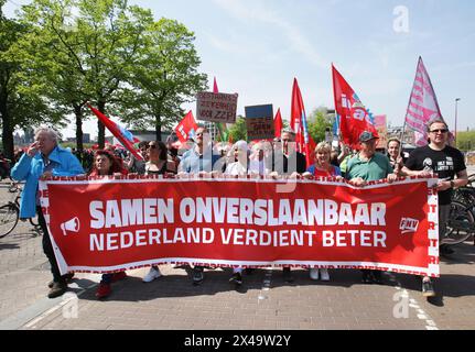 Les travailleurs et sympathisants des organisations syndicales néerlandaises participent aux manifestations le 1er mai 2024 à Amsterdam, pays-Bas. Mai annuel dirigé par le syndicat néerlandais Banque D'Images