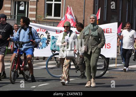 Les travailleurs et sympathisants des organisations syndicales néerlandaises participent aux manifestations le 1er mai 2024 à Amsterdam, pays-Bas. Mai annuel dirigé par le syndicat néerlandais Banque D'Images