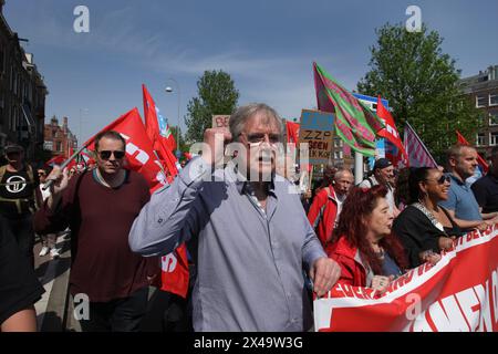 Les travailleurs et sympathisants des organisations syndicales néerlandaises participent aux manifestations le 1er mai 2024 à Amsterdam, pays-Bas. Mai annuel dirigé par le syndicat néerlandais Banque D'Images