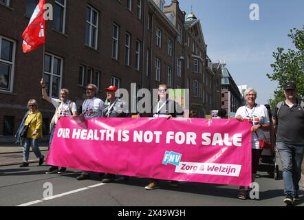 Les travailleurs et sympathisants des organisations syndicales néerlandaises participent aux manifestations le 1er mai 2024 à Amsterdam, pays-Bas. Mai annuel dirigé par le syndicat néerlandais Banque D'Images