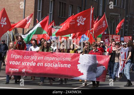 Les travailleurs et sympathisants des organisations syndicales néerlandaises participent aux manifestations le 1er mai 2024 à Amsterdam, pays-Bas. Mai annuel dirigé par le syndicat néerlandais Banque D'Images