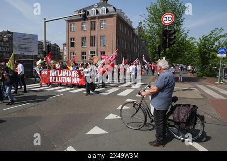 Les travailleurs et sympathisants des organisations syndicales néerlandaises participent aux manifestations le 1er mai 2024 à Amsterdam, pays-Bas. Mai annuel dirigé par le syndicat néerlandais Banque D'Images