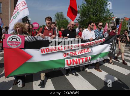 Les travailleurs et sympathisants de l'organisation syndicale néerlandaise tiennent une bannière pour participer aux manifestations le 1er mai 2024 à Amsterdam, pays-Bas. Annuel néerlandais Banque D'Images