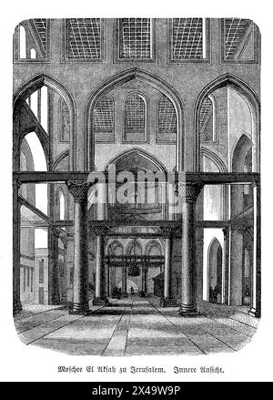 La mosquée Al-Aqsa, située au cœur de la vieille ville de Jérusalem, dispose d'une vaste salle de prière richement décorée, soutenue par des rangées de colonnes et d'arches anciennes. Le plafond de la mosquée présente de belles sculptures en bois, témoignage de siècles d'artisanat et de dévouement. L'image transmet un moment de vénération tranquille, avec des puits de lumière qui coulent à travers les fenêtres, mettant en évidence les motes de poussière dans l'air et la maçonnerie détaillée, et capturant l'essence intemporelle de ce lieu Saint Banque D'Images