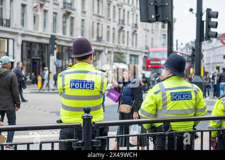 LONDRES - 4 AVRIL 2024 : trois ont rencontré des policiers en patrouille sur Oxford Street Regent Street Banque D'Images