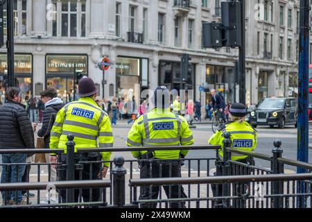 LONDRES - 4 AVRIL 2024 : trois ont rencontré des policiers en patrouille sur Oxford Street Regent Street Banque D'Images