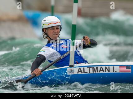 26 avril 2024 : Isabell Altman (15 ans) lors des essais olympiques de kayak par équipe à Riversport à Oklahoma City, OK. Banque D'Images