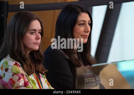 Édimbourg, Écosse, Royaume-Uni. 1er mai 2024. PHOTO : (R) Nadia El Nakla, épouse de Humza Yousaf MSP. Les députés ont vu assister au parlement pour voter dans le débat sur une motion de censure à l'égard du gouvernement écossais, au Parlement écossais. Crédit : Colin d Fisher crédit : Colin Fisher/Alamy Live News Banque D'Images