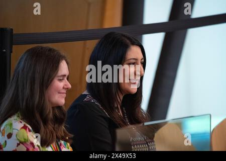 Édimbourg, Écosse, Royaume-Uni. 1er mai 2024. PHOTO : (R) Nadia El Nakla, épouse de Humza Yousaf MSP. Les députés ont vu assister au parlement pour voter dans le débat sur une motion de censure à l'égard du gouvernement écossais, au Parlement écossais. Crédit : Colin d Fisher crédit : Colin Fisher/Alamy Live News Banque D'Images