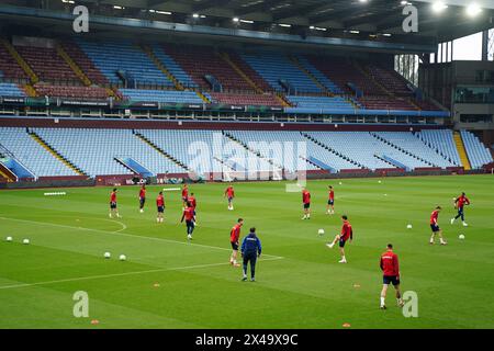 Vue générale des joueurs de l'Olympiacos lors d'une séance d'entraînement à Villa Park, Birmingham. Date de la photo : mercredi 1er mai 2024. Banque D'Images