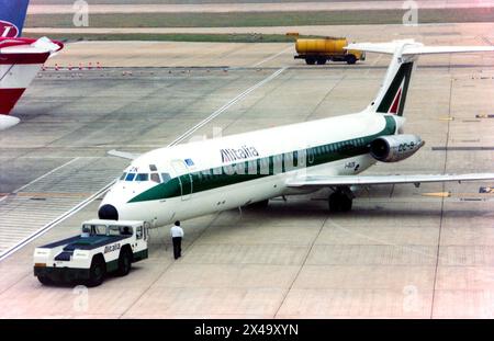 Alitalia McDonnell Douglas DC-9 I-RIZK repoussé par un remorqueur Alitalia à l'aéroport de Londres Heathrow, Royaume-Uni. Premier vol le 12 septembre 1969. En décembre 1986 à Alitalia (sous le nom de N873UM). Ré-inscrit I-RIZK en juin 1989, puis I-RIFZ en novembre 92. En décembre 94 à Northwest Airlines. Mis au rebut 2008. Banque D'Images