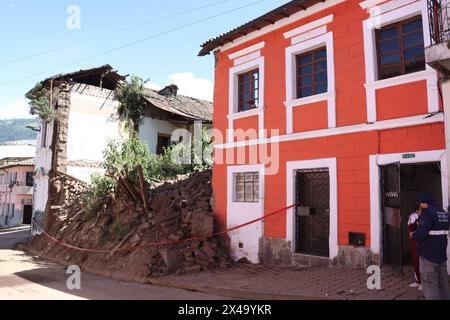 CASA CAIDA LA TOLA Quito, mercredi 1 mai 2024 Maison du patrimoine, tombée dans les rues Chili et Calisto secteur la Tola, centre-ville de Quito photos Rolando Enriquez API Quito Pichincha Ecuador dis CASA CAIDA LA TOLA 3a781b077d1a1a1f6cde80869923e881b5 Copyright : xROLANDOxENRIQUEZx Banque D'Images