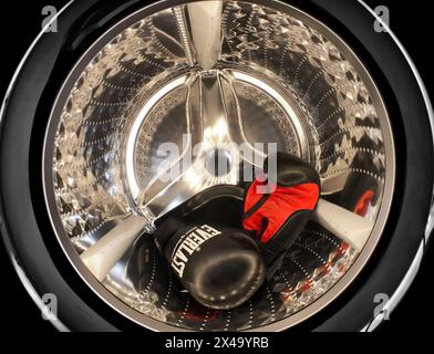 Gants de boxe dans un tambour de machine à laver Banque D'Images