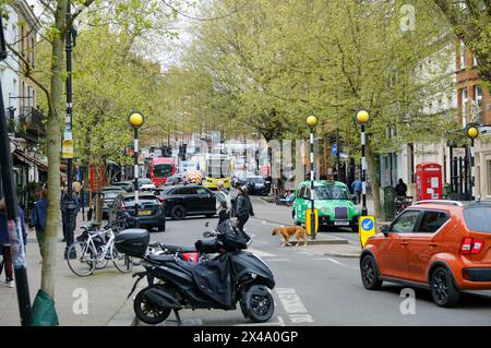 LONDRES - 22 AVRIL 2024 : scène de rue de Hampstead Village - un village urbain aisé dans le nord-ouest de Londres Banque D'Images