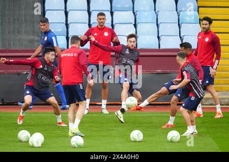 Vue générale des joueurs de l'Olympiacos lors d'une séance d'entraînement à Villa Park, Birmingham. Date de la photo : mercredi 1er mai 2024. Banque D'Images