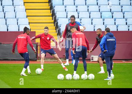 Vue générale des joueurs de l'Olympiacos lors d'une séance d'entraînement à Villa Park, Birmingham. Date de la photo : mercredi 1er mai 2024. Banque D'Images