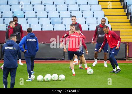 Vue générale des joueurs de l'Olympiacos lors d'une séance d'entraînement à Villa Park, Birmingham. Date de la photo : mercredi 1er mai 2024. Banque D'Images