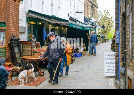 LONDRES - 22 AVRIL 2024 : scène de rue de Hampstead Village - un village urbain aisé dans le nord-ouest de Londres Banque D'Images