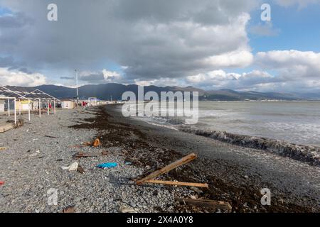 Remblai de la ville et plage sale après une tempête. Banque D'Images