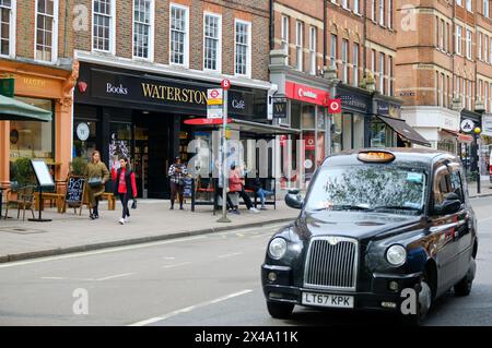 LONDRES - 22 AVRIL 2024 : scène de rue de Hampstead Village - un village urbain aisé dans le nord-ouest de Londres Banque D'Images