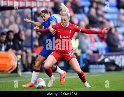 Sophie Roman Haug de Liverpool (à droite) et Jess carter de Chelsea se battent pour le ballon lors du match de Super League féminine des Barclays à Prenton Park, Birkenhead. Date de la photo : mercredi 1er mai 2024. Banque D'Images