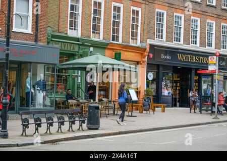 LONDRES - 22 AVRIL 2024 : scène de rue de Hampstead Village - un village urbain aisé dans le nord-ouest de Londres Banque D'Images