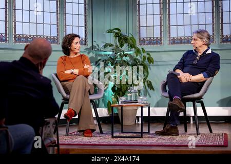 AMSTERDAM - le maire Femke Halsema parle avec Yoeri Albrecht au centre de débat de Balie à propos de la Journée nationale du souvenir. Cette année, le triangle d’Amsterdam et l’organisation prennent des mesures de sécurité supplémentaires pour s’assurer que la commémoration de la place du Dam se déroule de manière digne et contrôlée. ANP ROBIN VAN LONKHUIJSEN pays-bas OUT - belgique OUT Banque D'Images