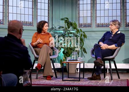 AMSTERDAM - le maire Femke Halsema parle avec Yoeri Albrecht au centre de débat de Balie à propos de la Journée nationale du souvenir. Cette année, le triangle d’Amsterdam et l’organisation prennent des mesures de sécurité supplémentaires pour s’assurer que la commémoration de la place du Dam se déroule de manière digne et contrôlée. ANP ROBIN VAN LONKHUIJSEN pays-bas OUT - belgique OUT Banque D'Images