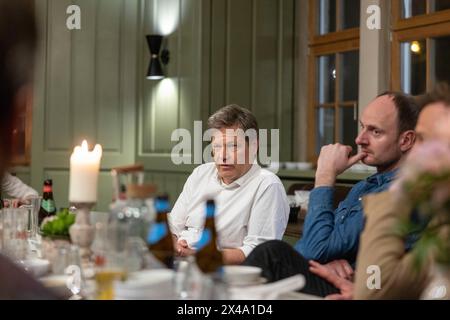 Kassel, Allemagne. 29 avril 2024. Fiche de presse avec le ministre fédéral de l'économie et de la protection du climat Robert Habeck (g) à l'hôtel Renthof à Kassel. Crédit : Helmut Fricke/dpa/Alamy Live News Banque D'Images