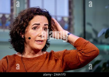 AMSTERDAM - le maire Femke Halsema parle avec Yoeri Albrecht au centre de débat de Balie à propos de la Journée nationale du souvenir. Cette année, le triangle d’Amsterdam et l’organisation prennent des mesures de sécurité supplémentaires pour s’assurer que la commémoration de la place du Dam se déroule de manière digne et contrôlée. ANP ROBIN VAN LONKHUIJSEN pays-bas OUT - belgique OUT Banque D'Images