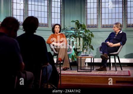 AMSTERDAM - le maire Femke Halsema parle avec Yoeri Albrecht au centre de débat de Balie à propos de la Journée nationale du souvenir. Cette année, le triangle d'Amsterdam et l'organisation prennent des mesures de sécurité supplémentaires pour s'assurer que la commémoration de la place du Dam se déroule de manière digne et contrôlée. ANP ROBIN VAN LONKHUIJSEN pays-bas OUT - belgique OUT Banque D'Images