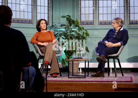 AMSTERDAM - le maire Femke Halsema parle avec Yoeri Albrecht au centre de débat de Balie à propos de la Journée nationale du souvenir. Cette année, le triangle d'Amsterdam et l'organisation prennent des mesures de sécurité supplémentaires pour s'assurer que la commémoration de la place du Dam se déroule de manière digne et contrôlée. ANP ROBIN VAN LONKHUIJSEN pays-bas OUT - belgique OUT Banque D'Images