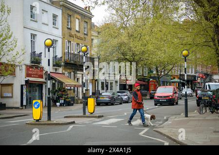 LONDRES - 22 AVRIL 2024 : scène de rue de Hampstead Village - un village urbain aisé dans le nord-ouest de Londres Banque D'Images