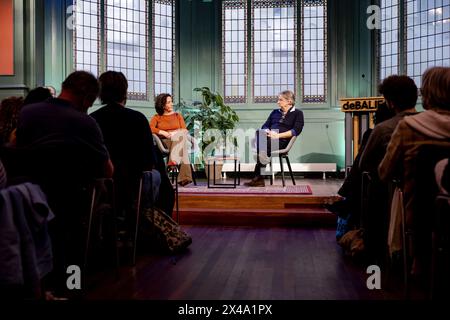 AMSTERDAM - le maire Femke Halsema parle avec Yoeri Albrecht au centre de débat de Balie à propos de la Journée nationale du souvenir. Cette année, le triangle d’Amsterdam et l’organisation prennent des mesures de sécurité supplémentaires pour s’assurer que la commémoration de la place du Dam se déroule de manière digne et contrôlée. ANP ROBIN VAN LONKHUIJSEN pays-bas OUT - belgique OUT Banque D'Images