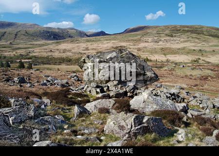 Ce rocher géant et précaire se trouve dans la vallée de Nant y Benglog à Snowdonia. Il a dû rouler très doucement dans cette position. Banque D'Images