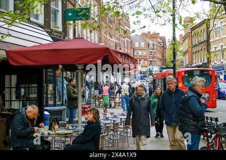 LONDRES - 22 AVRIL 2024 : scène de rue de Hampstead Village - un village urbain aisé dans le nord-ouest de Londres Banque D'Images