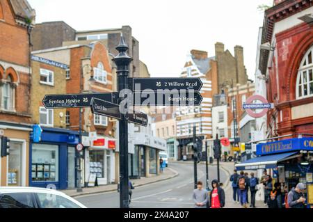 LONDRES - 22 AVRIL 2024 : scène de rue de Hampstead Village - un village urbain aisé dans le nord-ouest de Londres Banque D'Images